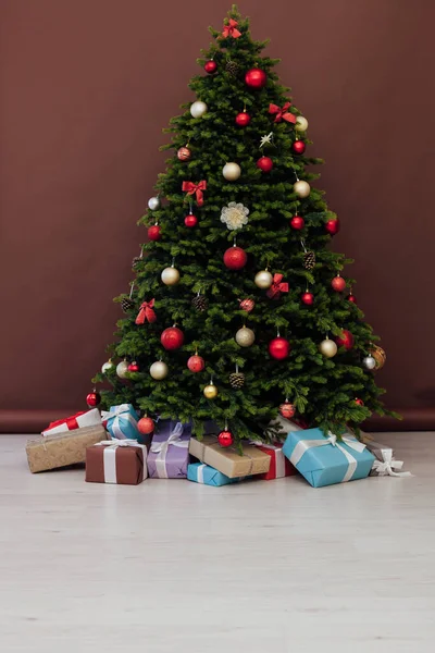 Χριστουγεννιάτικο δέντρο πεύκο με δώρα για το νέο έτος κόκκινο διακόσμηση χειμώνα — Φωτογραφία Αρχείου