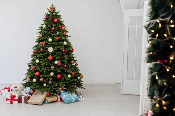 圣诞树松树，新年礼物，红色装饰冬季 — 图库照片
