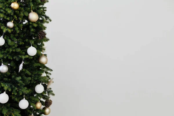 Noel ağacı dalları yeni yıl çam ağacı dekorasyonu yazı için beyaz arkaplan — Stok fotoğraf