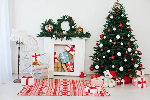 Χριστουγεννιάτικο σπίτι τζάκι Χριστουγεννιάτικο δέντρο Χριστουγεννιάτικο δέντρο Πρωτοχρονιά δώρα — Φωτογραφία Αρχείου