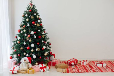 Yılbaşı arifesi ev dekorasyonu kırmızı Noel ağacı çam ağaçları hediyeleri