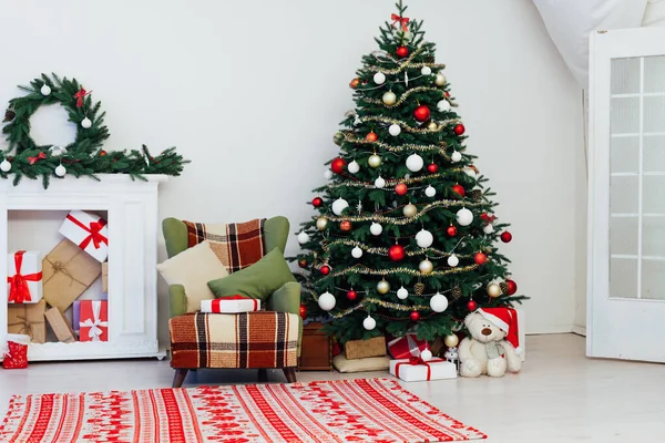 Рождественский интерьер елки Сосны Новогодние подарки — стоковое фото