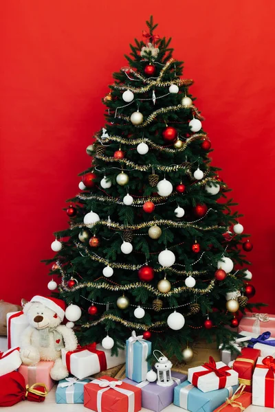 Año Nuevo Rojo Navidad Interior Inicio Árbol de Navidad Regalos de pino — Foto de Stock