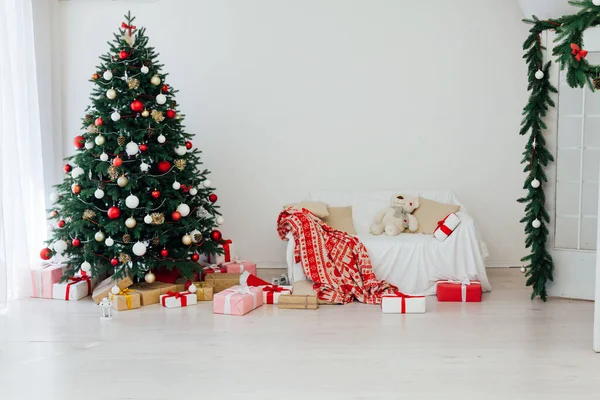 Nouvel An réveillon Noël décoration intérieure rouge sapin de Noël cadeaux de pin — Photo