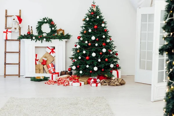 Kerst home open haard Kerstboom kerstboom Nieuwjaar cadeautjes — Stockfoto