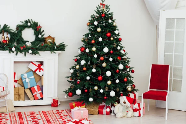 Χριστουγεννιάτικο σπίτι τζάκι Χριστουγεννιάτικο δέντρο Χριστουγεννιάτικο δέντρο Πρωτοχρονιά δώρα — Φωτογραφία Αρχείου