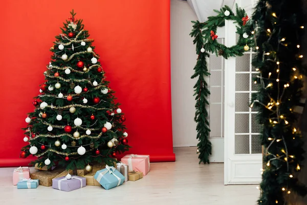 Szilveszter Red Christmas Interior Haza Karácsonyfa fenyő Ajándékok — Stock Fotó