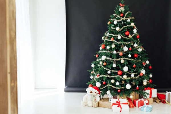Decoración de Año Nuevo Navidad interior de los regalos del árbol de pino de Navidad —  Fotos de Stock