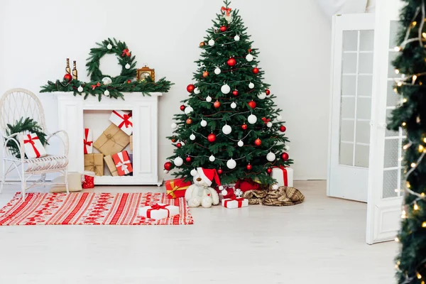 クリスマスホーム暖炉クリスマスツリークリスマスツリー新年プレゼント — ストック写真