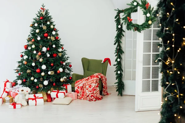 Sylwester Boże Narodzenie wnętrze dom wystrój czerwony choinka sosna prezenty — Zdjęcie stockowe