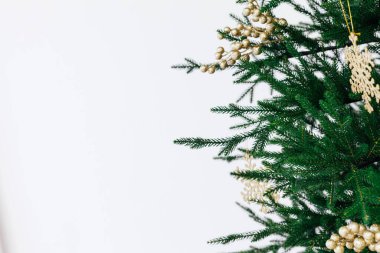 Noel ağacı çelengi Beyaz arkaplan dekoruna yazı yazmak için yeni yıl arifesi yeri