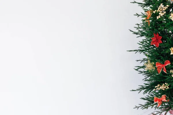 Árvore de Natal guirlanda Ano Novo lugar para inscrição na decoração de fundo branco — Fotografia de Stock
