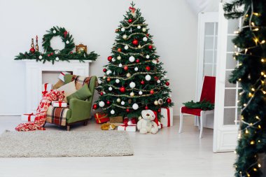 Noel ağacının içi Çam Yeni Yıl hediyeleri