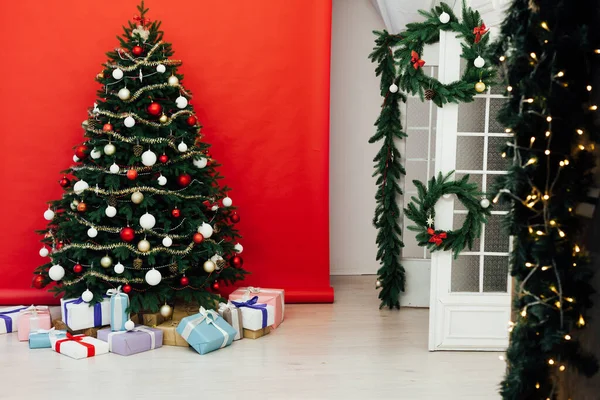 Año Nuevo Rojo Navidad Interior Inicio Árbol de Navidad Regalos de pino —  Fotos de Stock