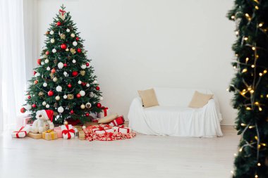 Yılbaşı arifesi ev dekorasyonu kırmızı Noel ağacı çam ağaçları hediyeleri