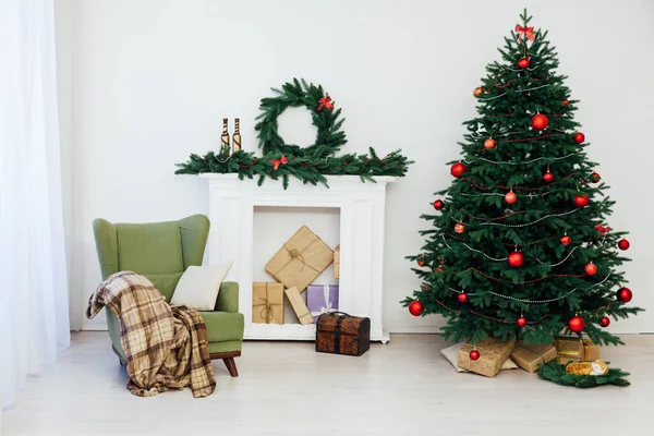 Kerst interieur van de kerstboom Dennenappel Nieuwjaar geschenken — Stockfoto