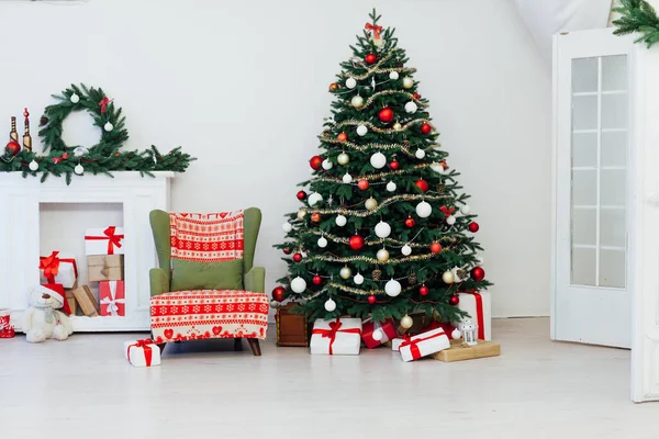 Interior de Navidad del árbol de Navidad Regalos de año nuevo de pino —  Fotos de Stock