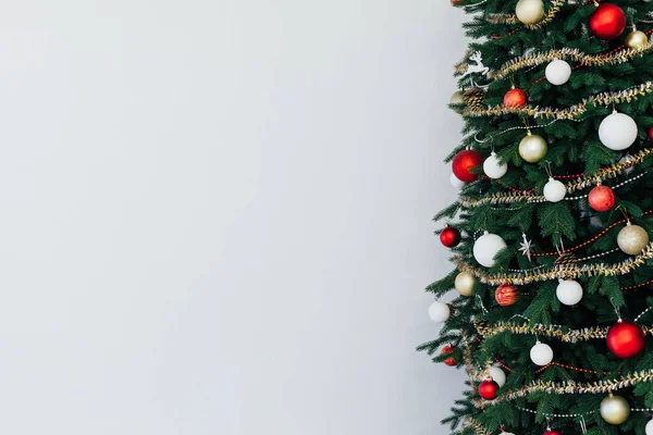 Χριστουγεννιάτικο εσωτερικό του χριστουγεννιάτικου δέντρου πεύκο το νέο έτος παρουσιάζει μια κάρτα — Φωτογραφία Αρχείου