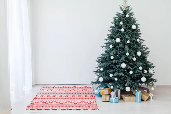 Capodanno Albero di Natale con regali e decorazioni ghirlande interni — Foto Stock