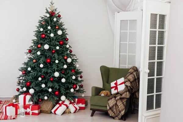 Décor d'arbre de Noël avec cadeaux et guirlandes nouvel an intérieur — Photo