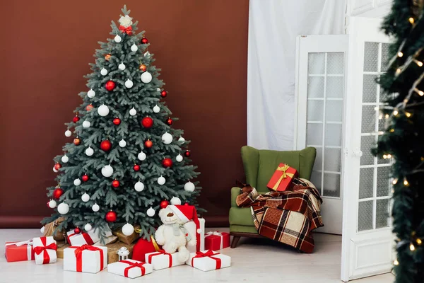 Decoración Navidad azul árbol de Navidad con regalos y guirnaldas interior año nuevo —  Fotos de Stock