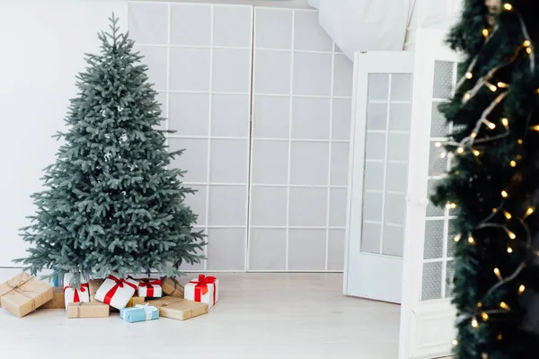 Decor Kerstmis blauwe kerstboom met geschenken en bloemenslingers interieur nieuwjaar — Stockfoto