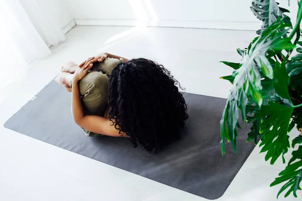 Weibliche Brünette beschäftigt sich mit Yoga-Fitness Asana-Körper Flexibilität — Stockfoto