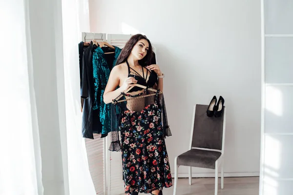 Portrét šťastný mladý smajlík brunetka žena výběru oblečení ze šatníku skříně se stylovým oblečením — Stock fotografie