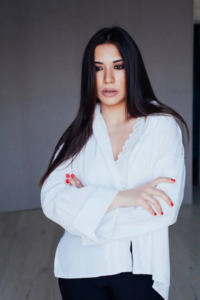 Hermosa mujer morena de moda en camisa blanca y pantalones negros — Foto de Stock