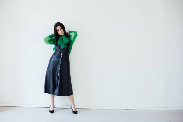 Retrato de una hermosa mujer morena de moda en vestido de hoja verde negro —  Fotos de Stock