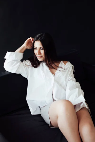 Ritratto di una bella donna bruna orientale alla moda in camicia bianca — Foto Stock