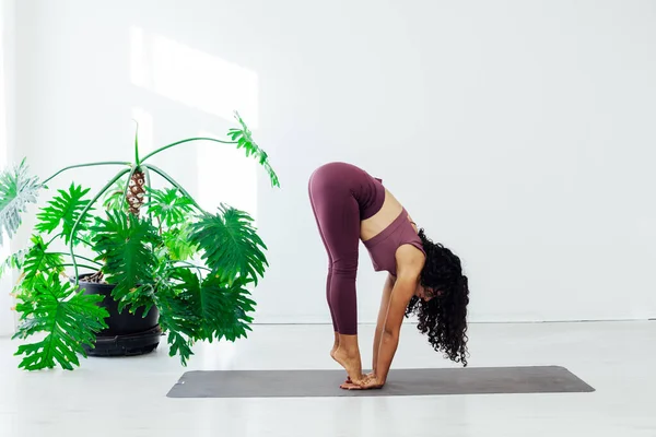 Frau Brünette in Yoga Fitness Asana Körper Flexibilität engagiert — Stockfoto