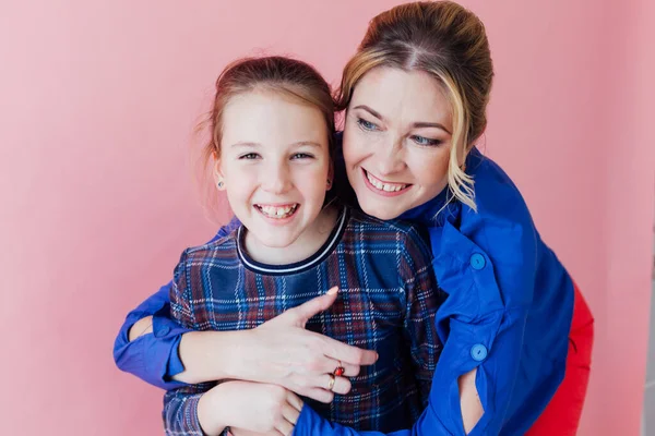 Mom and daughter smile cuddling happy family — Stock Photo, Image