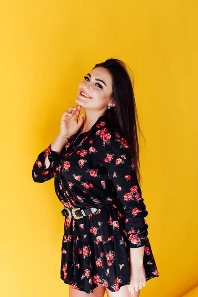 Ritratto di una bella donna alla moda in un vestito nero con fiori — Foto Stock