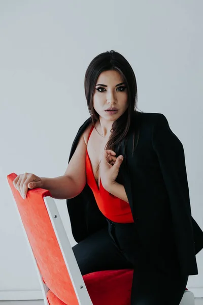 Bella donna bruna orientale alla moda in abito nero rosso — Foto Stock