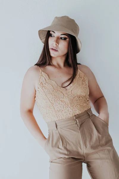 Hermosa mujer morena oriental de moda en ropa beige —  Fotos de Stock