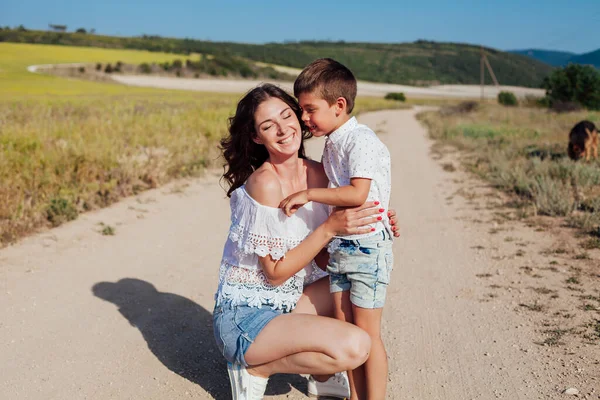 Maman avec jeune fils sur une promenade dans le domaine de l'amour de la famille d'été — Photo