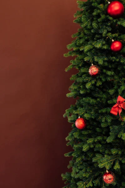 Belle chambre holdiay décorée avec arbre de Noël avec des cadeaux en dessous — Photo