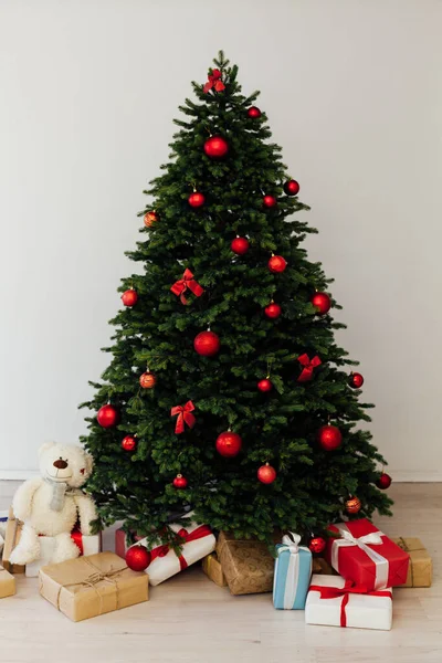 Schöne holdiay dekorierte Zimmer mit Weihnachtsbaum — Stockfoto