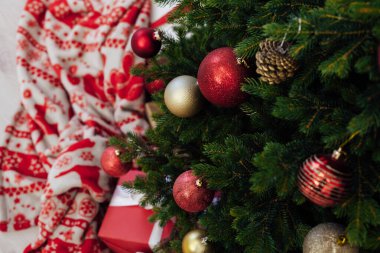 Oturma odasının altında hediyelerle Noel ağacı