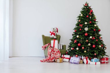 Oturma odasının altında hediyelerle Noel ağacı