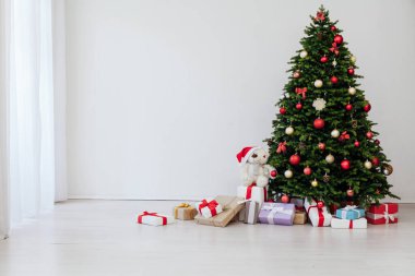 Oturma odasının altında hediyelerle Noel ağacı