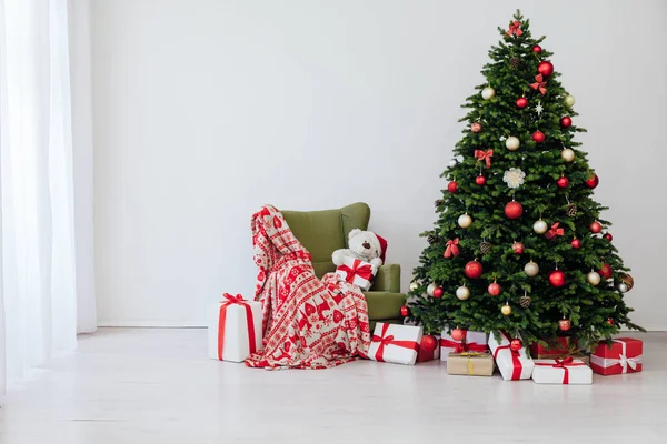 Albero di Natale con regali sotto in salotto — Foto Stock