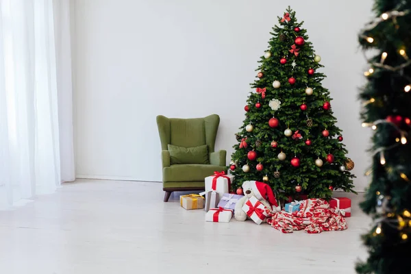 Árvore de Natal com presentes embaixo na sala de estar — Fotografia de Stock