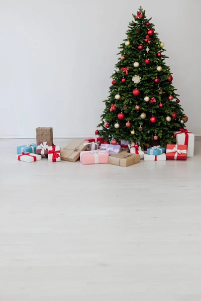 Weihnachtsbaum mit Geschenken im Wohnzimmer — Stockfoto