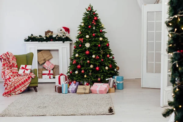 완벽 한 크리스마스 트리와 거실에 선물이 있는 나무 — 스톡 사진