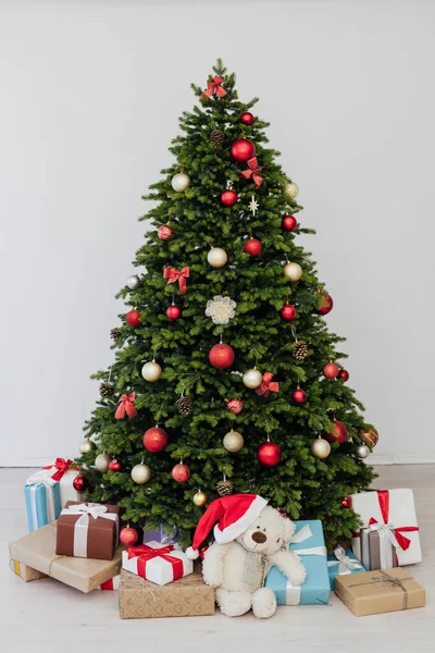 Perfekter Weihnachtsbaum mit Geschenken im Wohnzimmer — Stockfoto