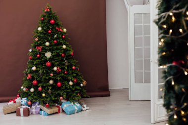 Yumuşak bir koltuğu ya da çelenkle süslenmiş bir koltuğu olan şık bir Noel ışığı. Huzur evi.