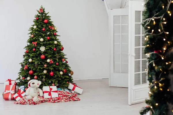 Snygg jul ljus interiör med en mjuk fåtölj eller soffa dekorerad med krans. Komforthem. — Stockfoto