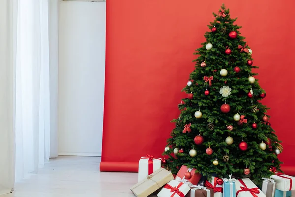 Snygg jul ljus interiör med en mjuk fåtölj eller soffa dekorerad med krans. Komforthem. — Stockfoto